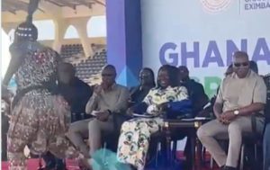 A security personnel attempted to block the dancer but the President Mahama intervened
