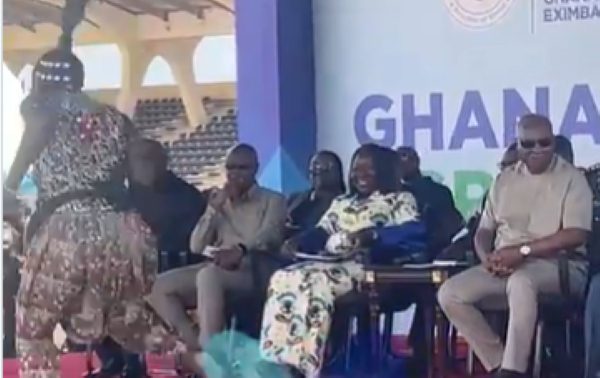 A security personnel attempted to block the dancer but the President Mahama intervened